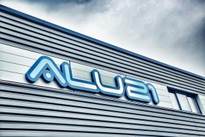 Alu21, fabricant-poseur de menuiseries PVC et Aluminium sur-mesure en Côte-d'Or et Sud Haute-Marne [Selongey, Is-sur-Tille, Dijon, Langres, Norges-la-Ville, Saint-Julien, Asnières-les-Dijon, Messigny-et-Vantoux, Savigny-le-Sec…] : volets roulants, volets battants, vérandas, sas, stores, portes d'entrée, portes de garage, portails, portillons, clôtures, pergolas, auvents, garde-corps, fenêtres, brises-soleil, verrières d'atelier, portes…