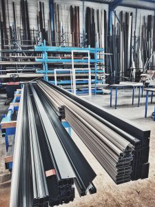 Alu21, fabricant-poseur de menuiseries PVC et Aluminium sur-mesure en Côte-d'Or et Sud Haute-Marne [Selongey, Is-sur-Tille, Dijon, Langres, Norges-la-Ville, Saint-Julien, Asnières-les-Dijon, Messigny-et-Vantoux, Savigny-le-Sec…] : volets roulants, volets battants, vérandas, sas, stores, portes d'entrée, portes de garage, portails, portillons, clôtures, pergolas, auvents, garde-corps, fenêtres, brises-soleil, verrières d'atelier, portes…